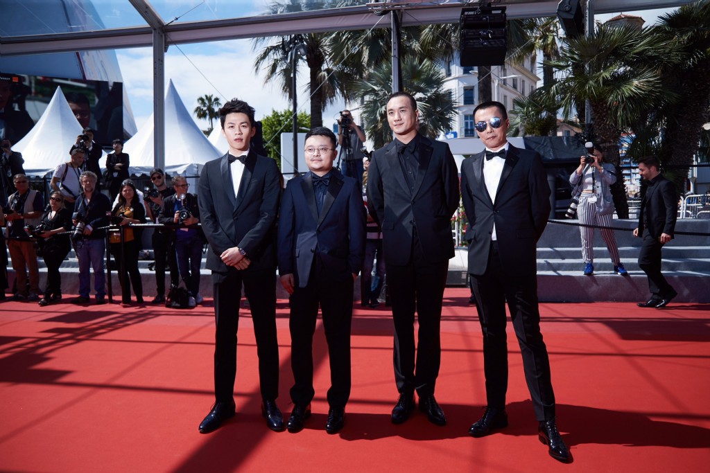 導演畢贛(左二)攜主演黃覺(右二)、李鴻其(左一)、陳永忠(右一)被封「地球最後的男人幫」