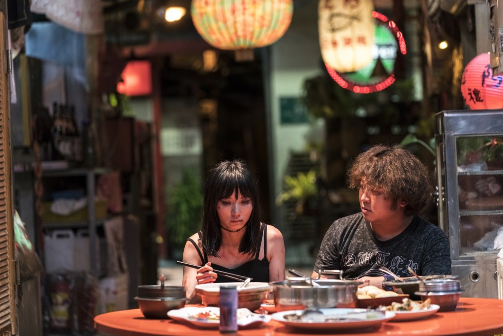 電影《小美》中納豆吃飯的戲，桌上的菜色道具都是劇組殺青酒的飯菜