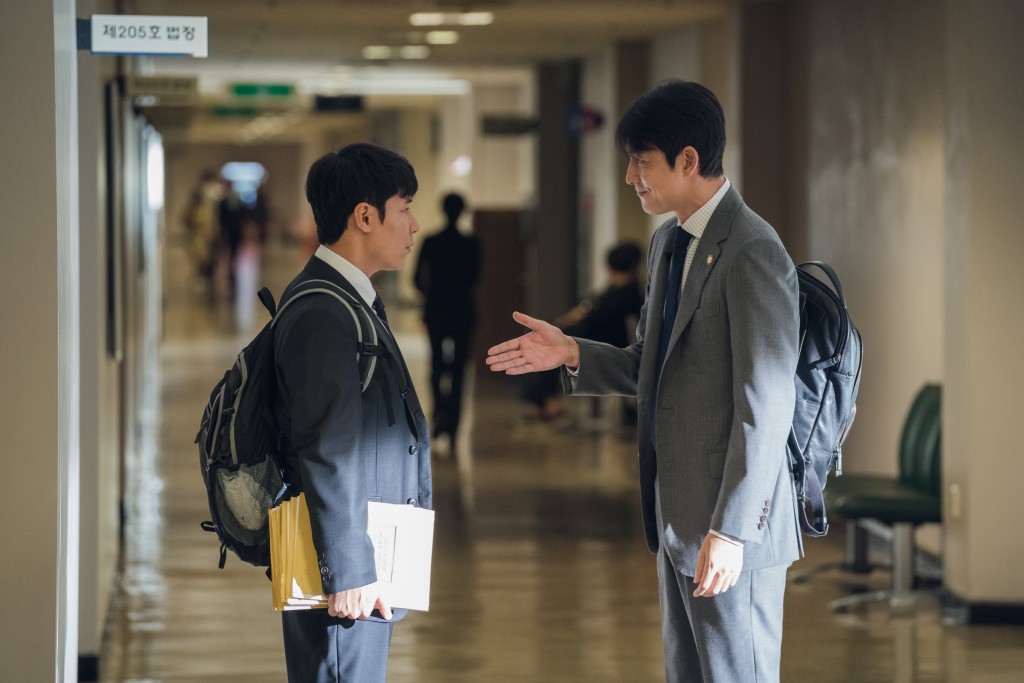 因韓劇《機智牢房生活》爆紅的「小迷糊」李奎炯(左)，在新作《證人》中扮演檢方律師成為鄭雨盛(右)的對手