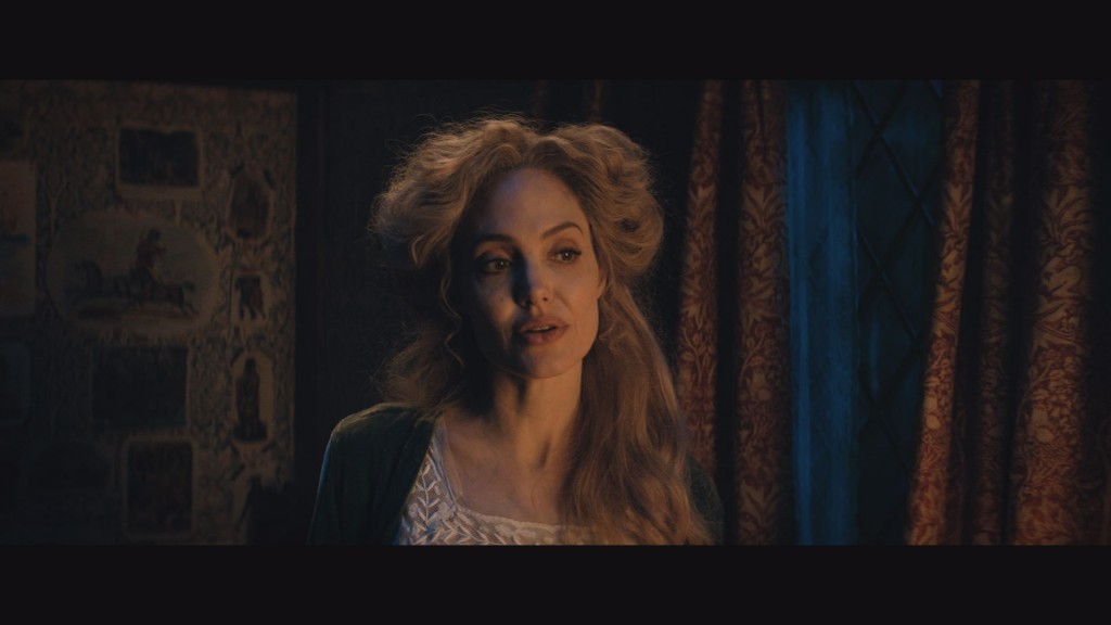 《愛麗絲與夢幻島》安潔莉娜裘莉飾演愛麗絲與彼得潘的母親