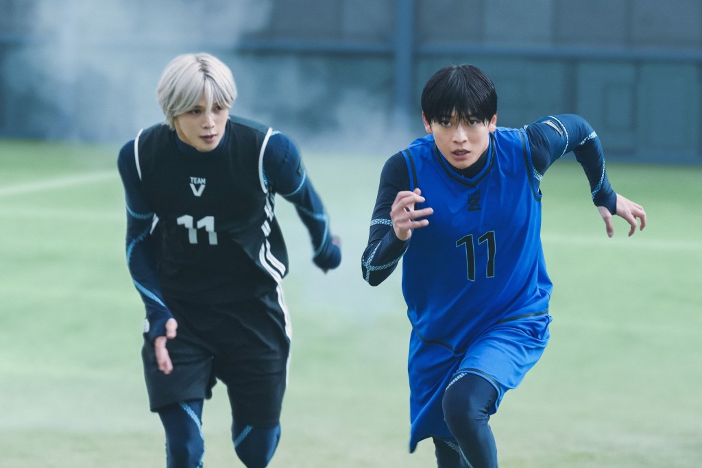 高橋文哉（右）和「&TEAM」成員 K在《藍色監獄》真人版電影中上演最極致的足球競技殊死鬥