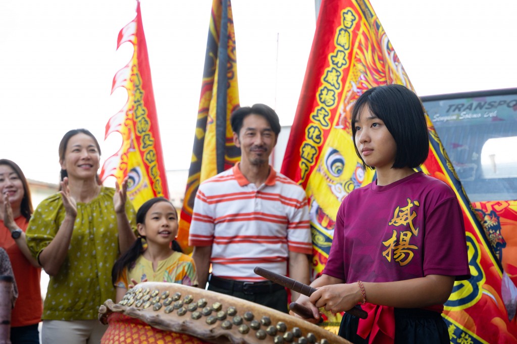 湯詠絮（右起）在《沙央》飾演醒獅鼓女孩珊珊，與李李仁、王愛玲飾演的父母有深刻而細膩的情感交流
