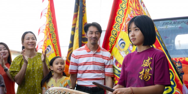 湯詠絮（右起）在《沙央》飾演醒獅鼓女孩珊珊，與李李仁、王愛玲飾演的父母有深刻而細膩的情感交流